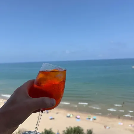 El Bikini - Junto A La Playa - Right On The 쿠엘라