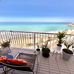 El Bikini - Junto A La Playa - Right On The